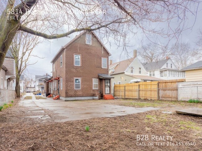 Building Photo - Charming 1-Bedroom Property in Prime Location