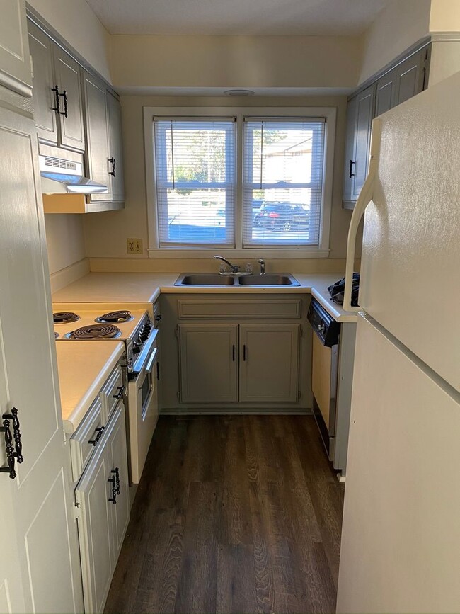 Building Photo - 201 Westbrooke Court #11 (Westbrooke Townhomes)