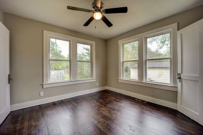 Building Photo - Freshly Updated 2 Bedroom House