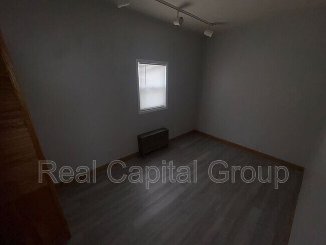 Building Photo - 1529-1529 Foster Ave