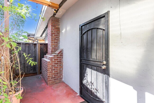 Building Photo - 2577 Gonzaga St