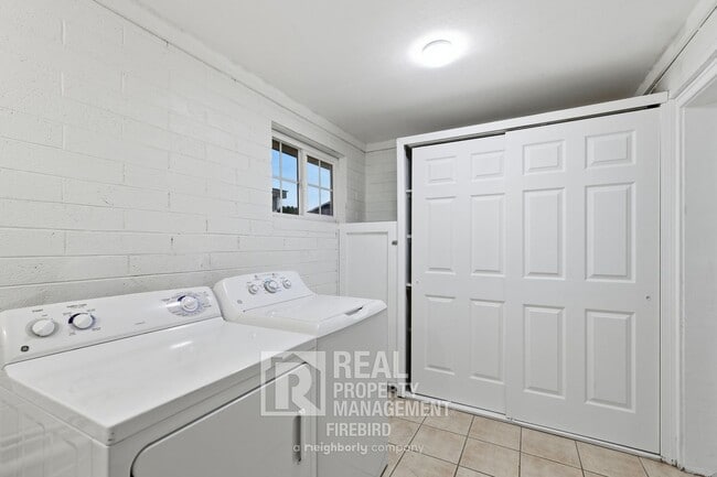 Building Photo - 1901 N 48th Pl