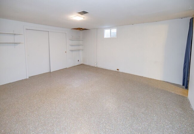 Building Photo - Amazing 3 bed/3 bath rental.  New Flooring!!  Solar Panels!!