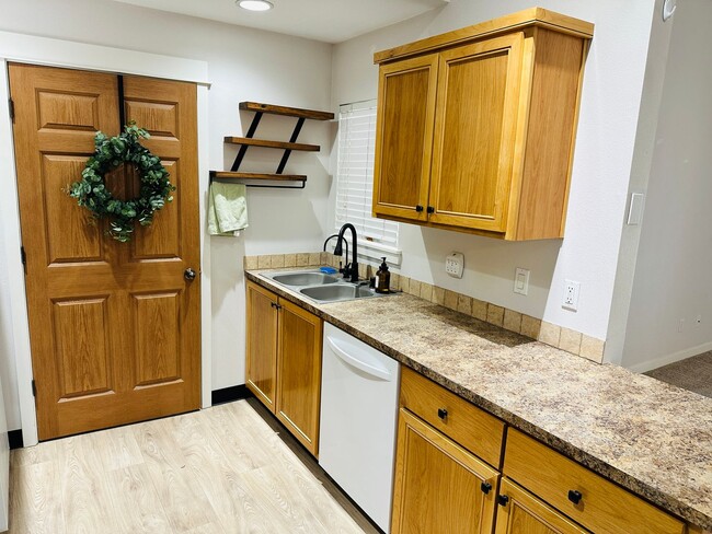 Building Photo - Charming Condo in Terrific Salmon Creek Location