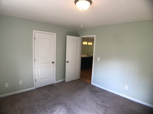 Building Photo - Contemporary Duplex in Prime Downtown Cary...