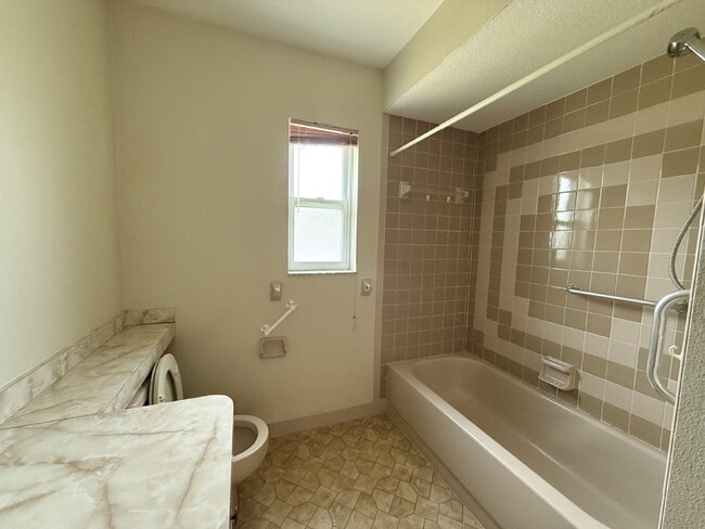 Building Photo - "Charming 3-Bed, 2-Bath Oasis in Spring Hi...
