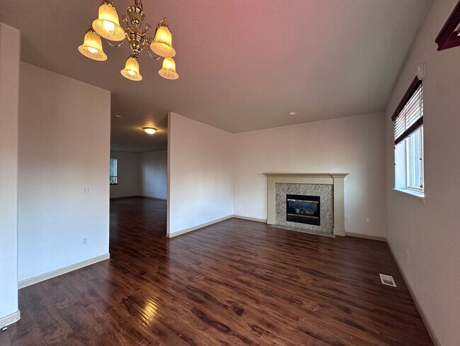 Building Photo - Welcome to this spacious and inviting single-family home w/fully fenced backyard! New Carpet Inst...