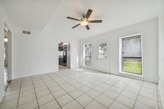 Building Photo - 2223 Par Ln