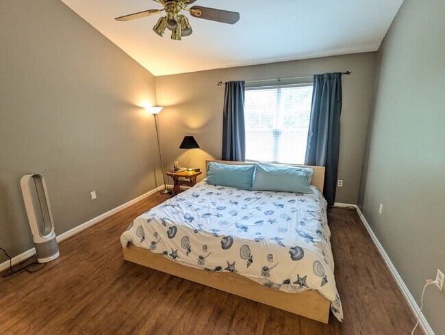 Building Photo - Beautiful 3 level END UNIT townhouse that ...