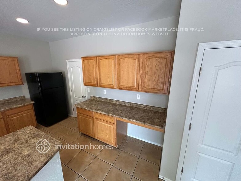Building Photo - 3115 W Pleasant Ln
