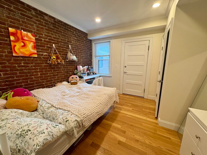 Building Photo - 1614 Beacon St