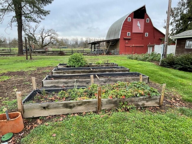 Building Photo - Adorable Updated Farmhouse in Creswell, OR