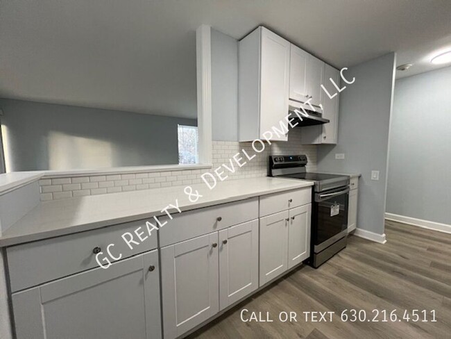 Building Photo - ***2 FREE WEEKS OF RENT! RENOVATED 2 BDRM ...