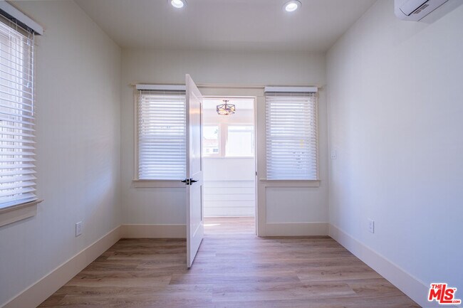 Building Photo - 216 N Catalina Ave