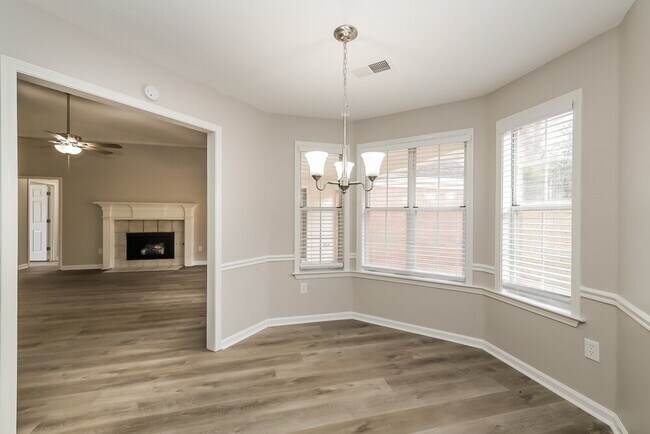 Building Photo - 6150 Woodstock View Dr