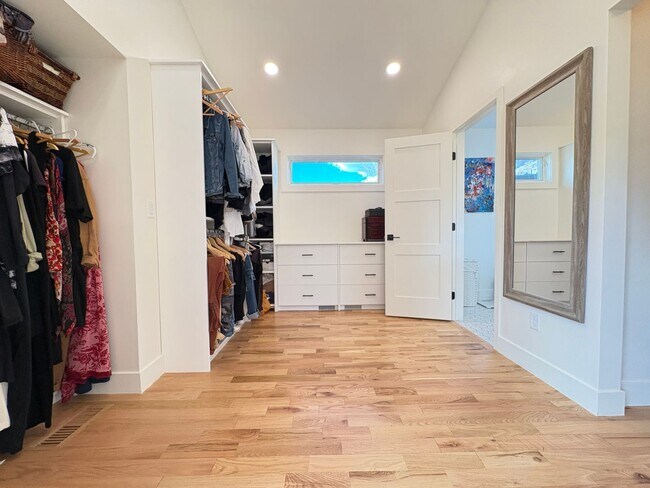 Building Photo - Stunning 4 bed 3.5 Bath Home in Wonderland Hills Walking Distance to Wonderland Lake. Rent Furnis...