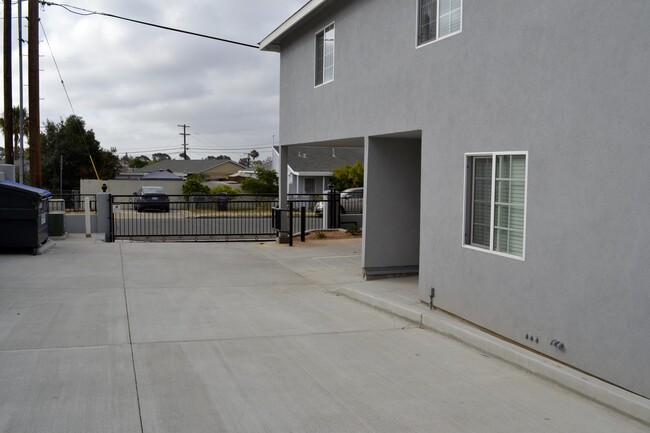 Building Photo - UPSTAIRS UNIT! Washer&Dryer! Assigned Park...