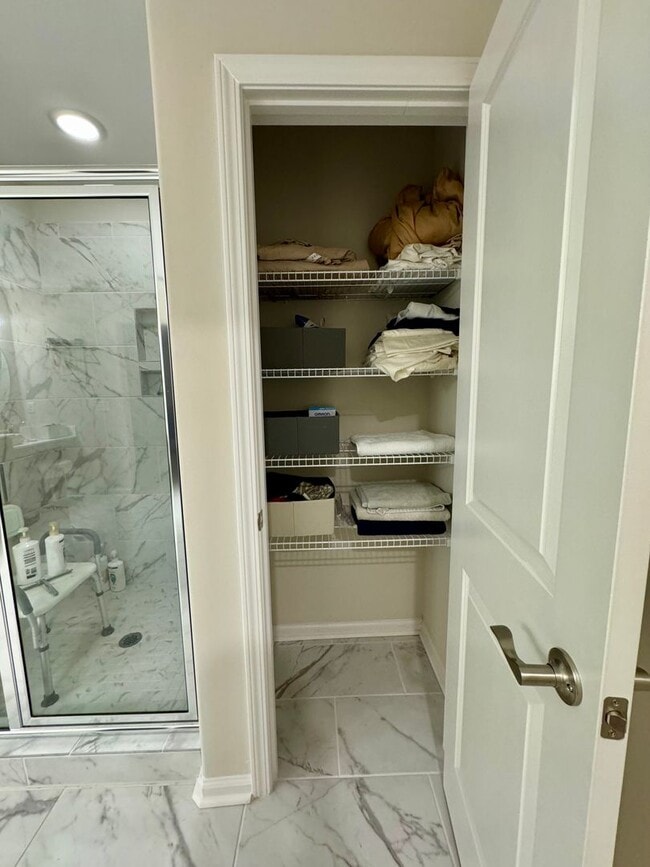 Building Photo - Stunning well kept 4 bed/ 3 bath home!