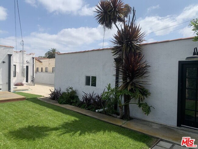 Building Photo - 2032 W 80th St