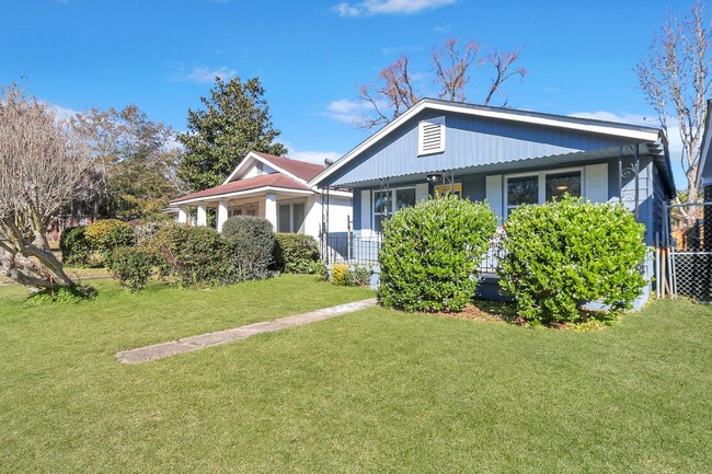 Building Photo - Adorable Home Located in Cann Park!