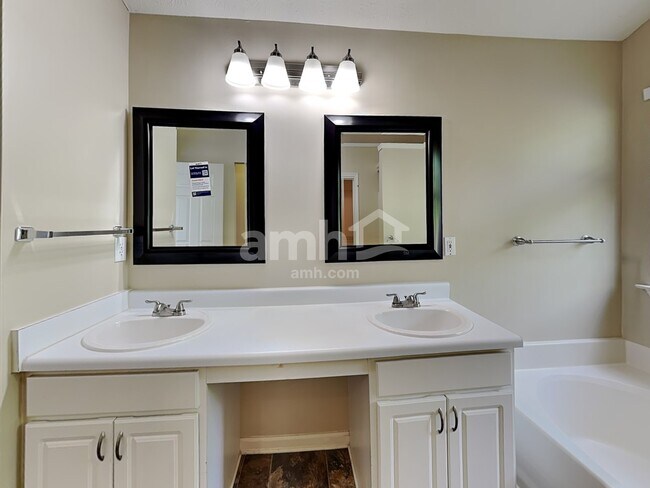 Building Photo - 1728 Silverchase Dr SW