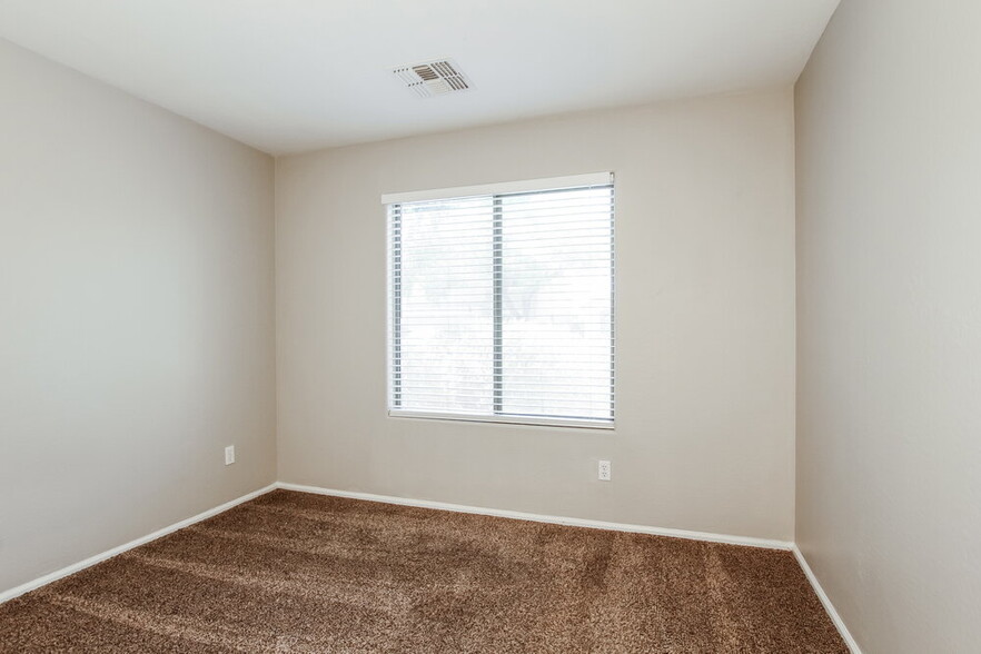 Building Photo - 410 E Daniella Dr