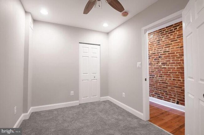 Building Photo - 2624 Llewelyn Ave