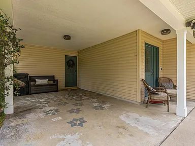 Building Photo - Beautifully updated 3 bedroom, 2 bath home.