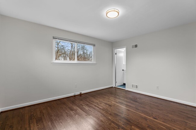 Building Photo - 4 Bed 3 Bath - Takoma Park Split Level - Move In Ready