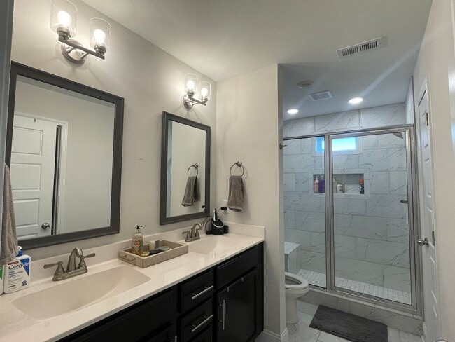 Building Photo - 4 Bedroom Pet Friendly Home For Rent with Club House, Comm. Pool, & Comm Gym Access!