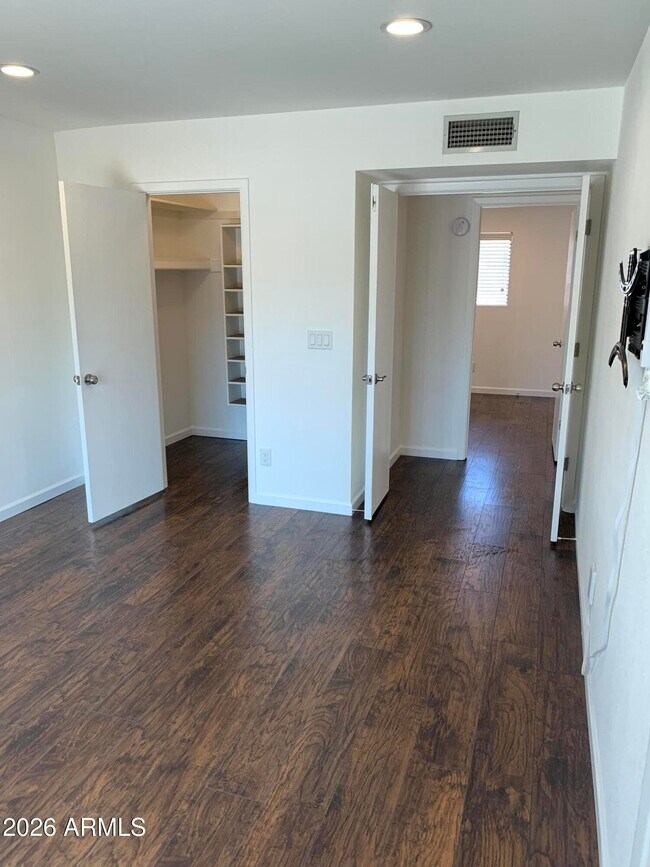 Building Photo - 6614 E Sandra Terrace