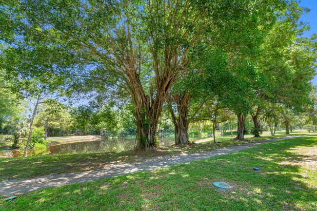 Building Photo - 5087 Oakhill Ln