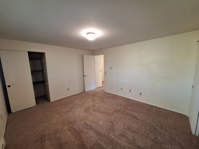 Building Photo - Two Bedroom Townhouse Style Unit