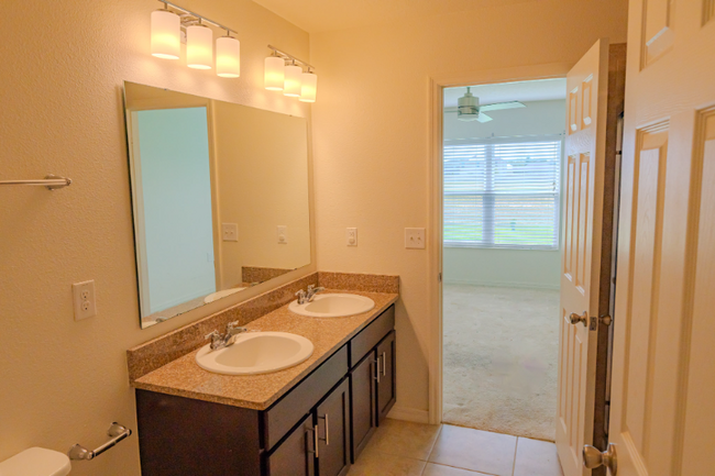 Building Photo - 275 Lake Lucerne Way