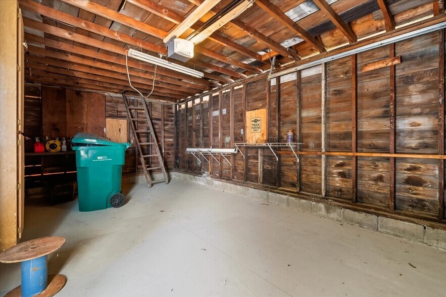 Building Photo - 710 E Chestnut St