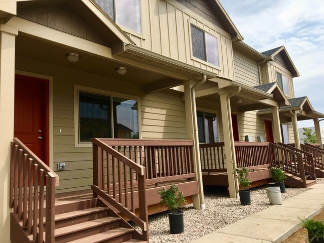 Building Photo - 2 Bedroom 2.5 bathroom Townhouse in Greeley