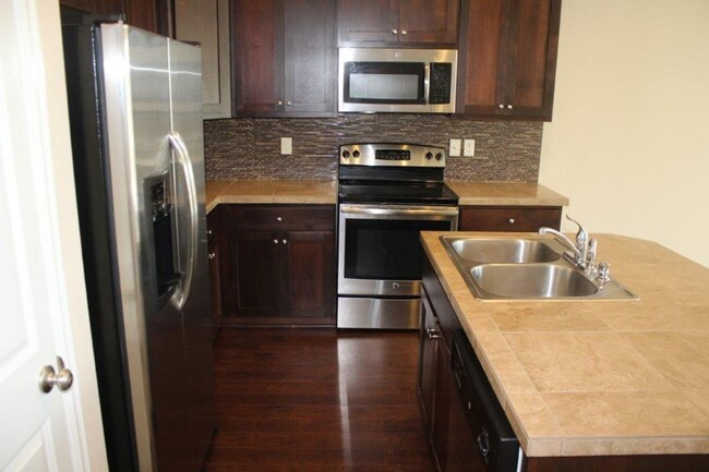 Building Photo - Beautiful 3 Bed/ 2.5 Bath Townhome w/ Gas ...