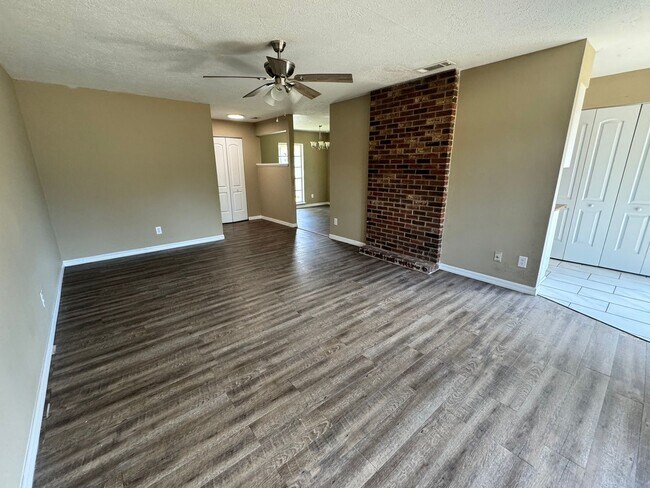 Building Photo - FOR RENT – 2 Bed / 1 Bath Triplex in Citrus Park, Ocala, FL – Available Now!