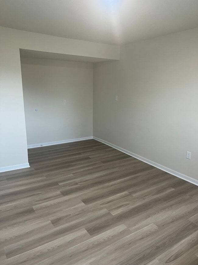 Building Photo - 758-760 Southampton Dr