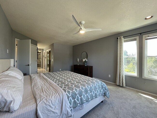 Building Photo - Stunning Bull Mountain Home with Gourmet Kitchen & Luxurious Primary Suite Retreat