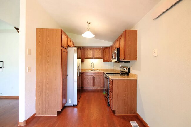 Building Photo - 703 8th St