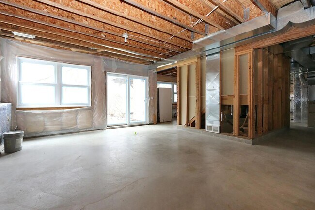 Building Photo - Rare 4 bed singe family super nice luxurio...
