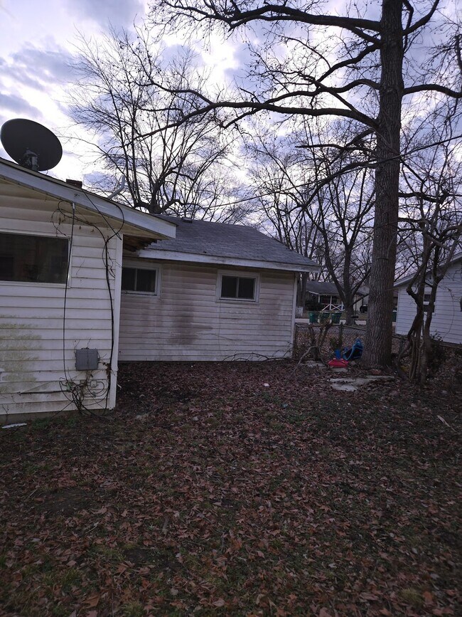 Building Photo - 1617 Parklane Dr