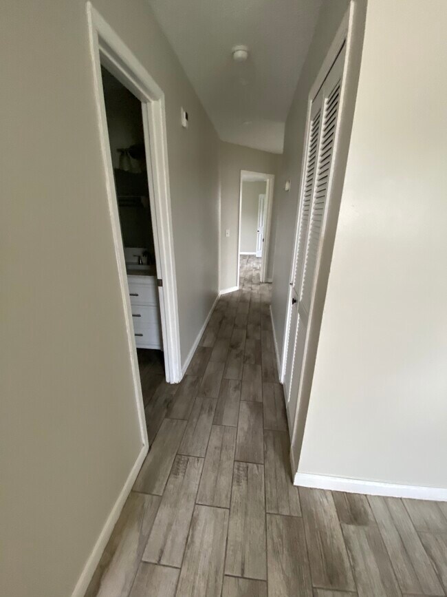 Building Photo - 1015 Kurze Ave