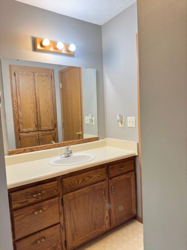 Building Photo - Walnut Grove House 3 Bedroom 1 Bath + covered car port!