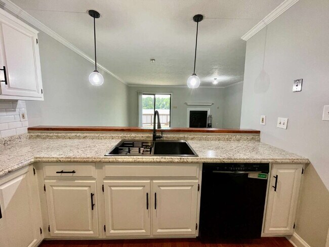 Building Photo - 3-Bed, 3-Bath Townhouse In Lands End