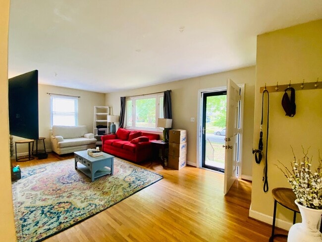 Building Photo - Adorable 2bdrm/1bth Rancher Located in Richmond's West End!!