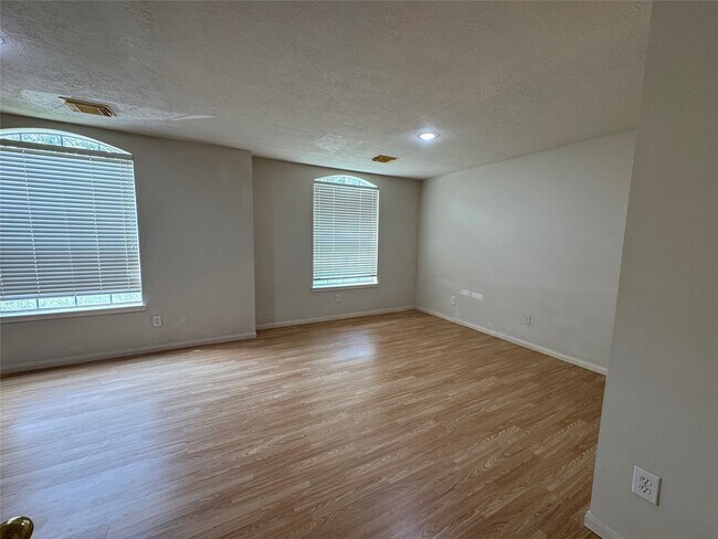 Building Photo - 6110 Villa Hills Dr