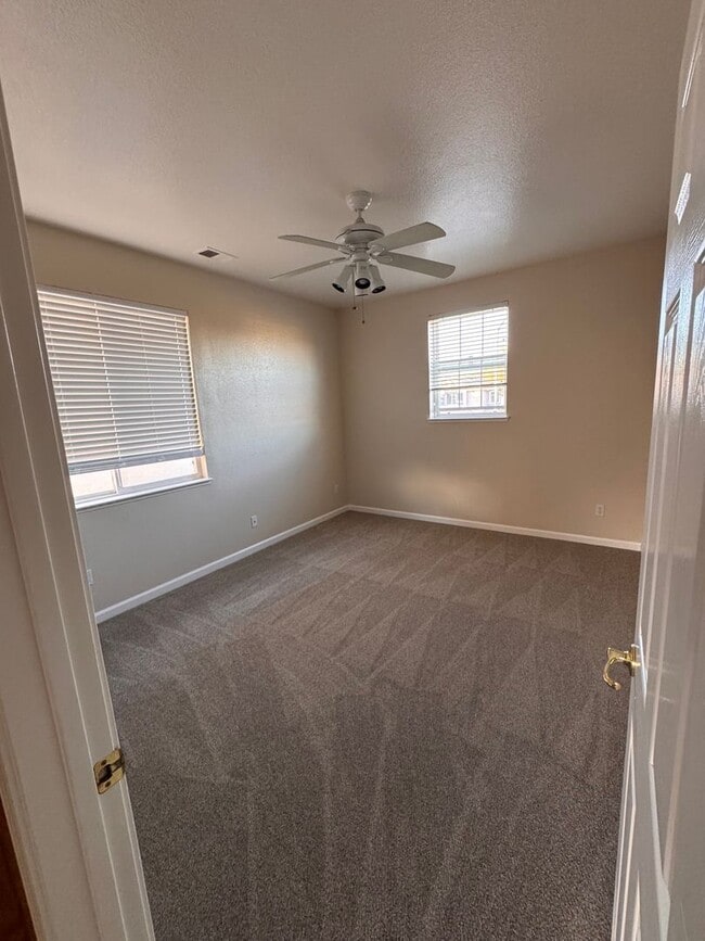 Building Photo - Freshly Painted 4-Bedroom Home