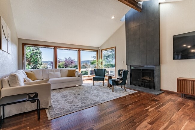 Building Photo - 242 W Lake Sammamish Pkwy SE